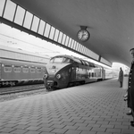 839109 Afbeelding van een diesel-electrisch treinstel DE 4 (RAm, T.E.E.) van de N.S./S.B.B. langs het perron van het ...
